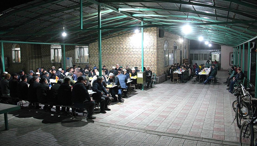 Ahıska Türkleri toplu iftar geleneğini yaşatıyor