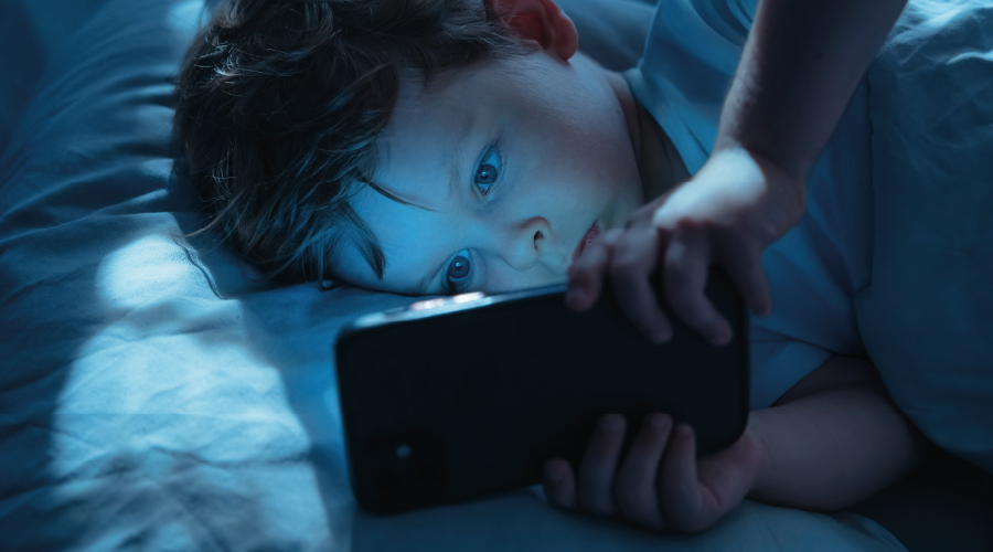Karanlıkta açılan ekran çocuğa zarar veriyor