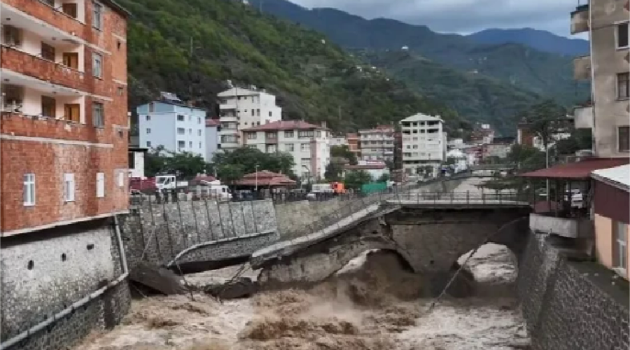 Asırlık taş köprü sele dayanamadı