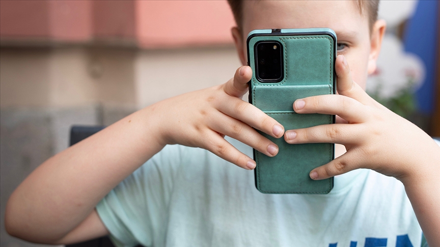 Yoğun ekran kullanımı çocuklarda şaşılığa sebep oluyor 