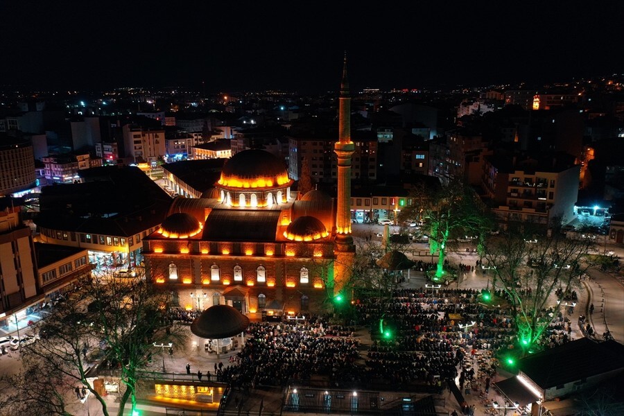 Camilerde Berat Kandili coşkusu