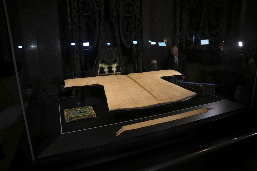 Hırka-i Şerif ziyarete açıldı