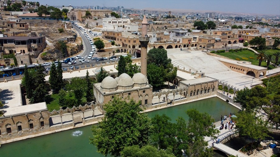 Şanlıurfa Balıklıgöl, binlerce ziyaretçi ağırlıyor