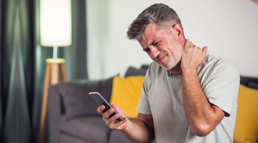 Telefonun yanlış kullanımı boyun fıtığına yol açabilir