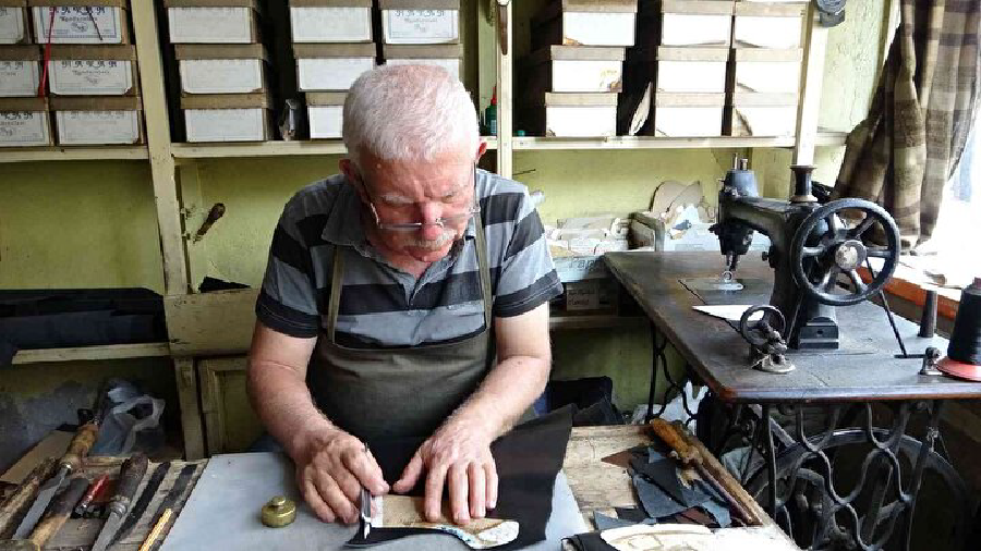 50 yıldır tahta çivilerle ayakkabı üretiyor