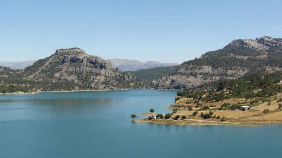 Menzelet Barajı doğal güzelliğiyle ilgi odağı