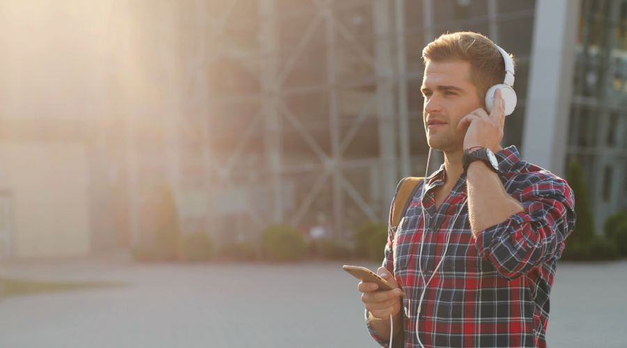 Yüksek sesle dinlemek kulak sağlığını tehdit ediyor