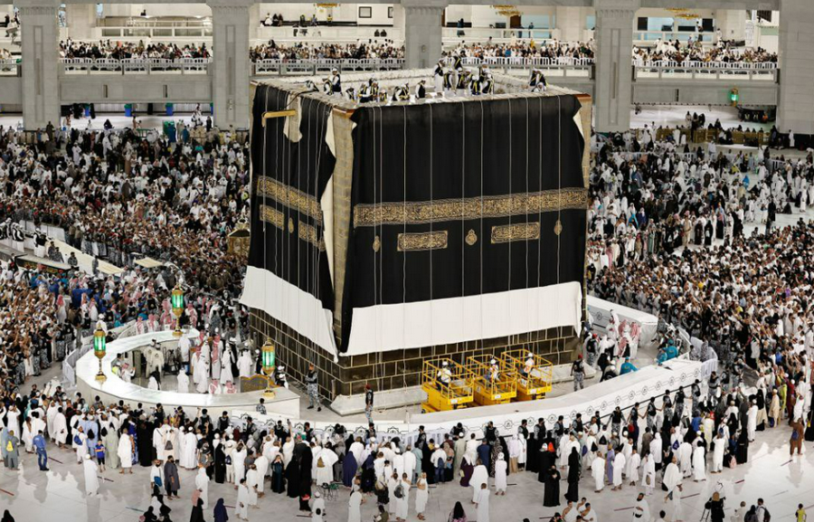 Kâbe’nin örtüsü değiştirildi