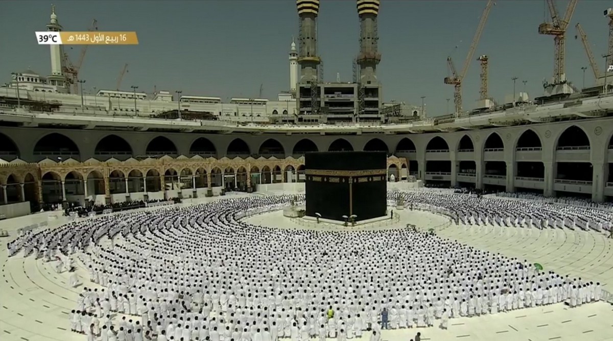 Kâbe'de mesafesiz ilk Cuma namazı