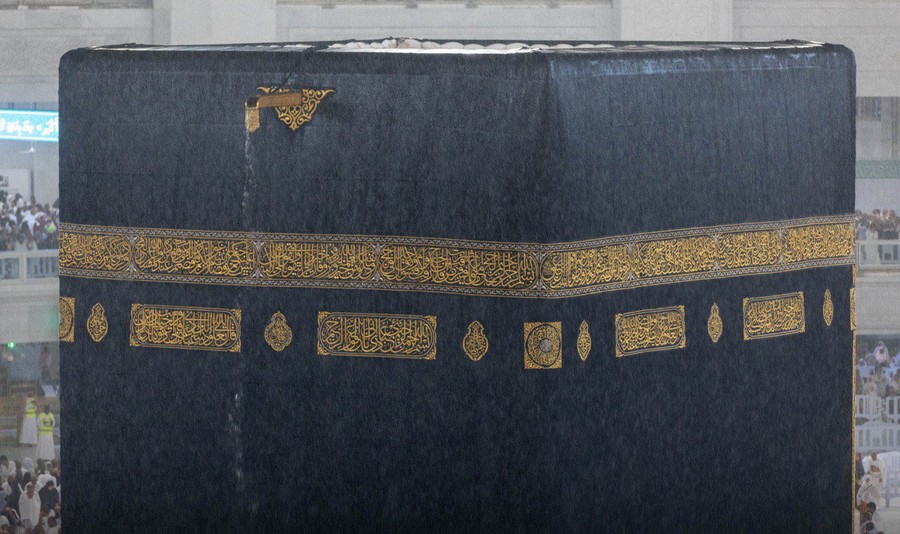 Kabe'deki kuvvetli yağmur böyle kaydedildi