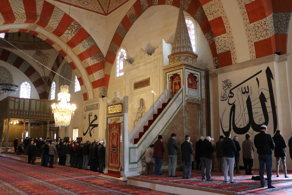 ­Camilerde normal saf düzeninde namaz kılınmaya başlandı