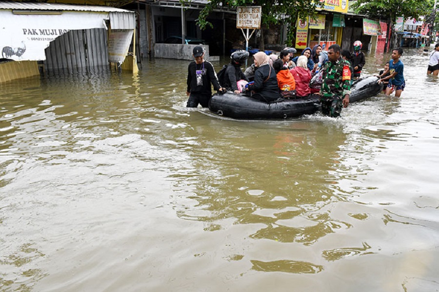 Endonezya Orta Java'daki sel binlerce kişiyi etkiledi
