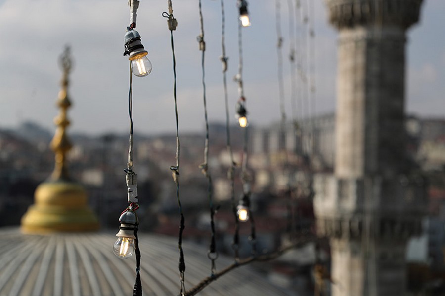 Camiler mahyalarla süsleniyor