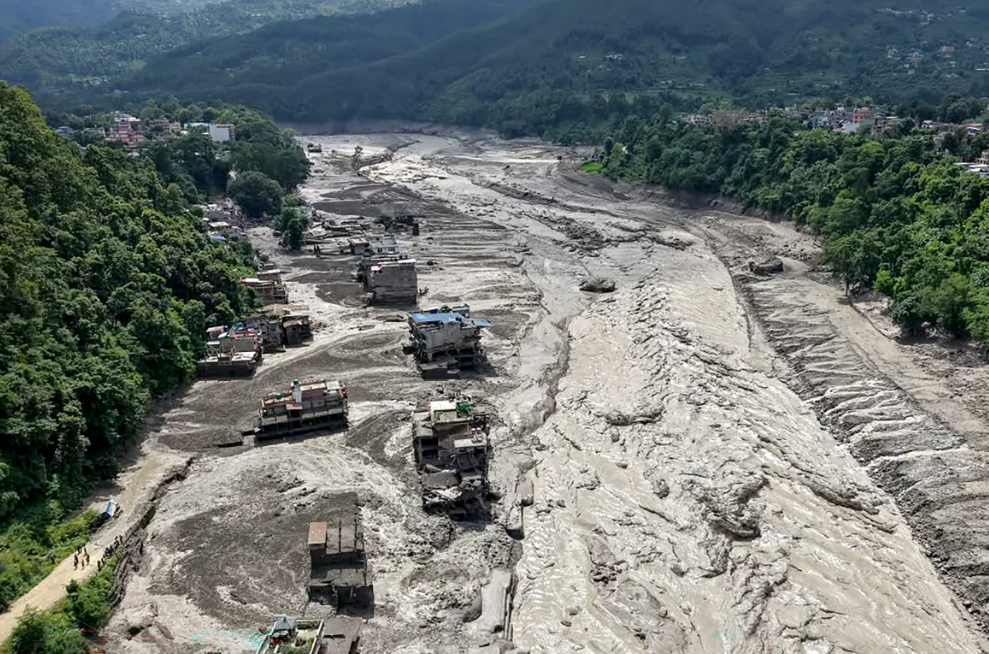 Nepal'de heyelan binaları ve köprüleri yuttu