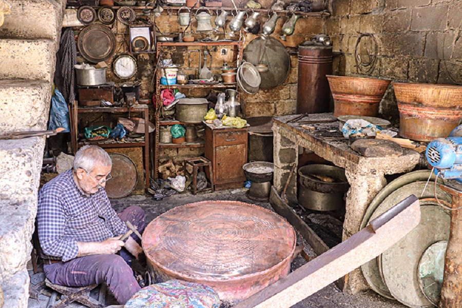 Kalaycı ustanın dükkanında 60 yıldır çekiç sesi yankılanıyor