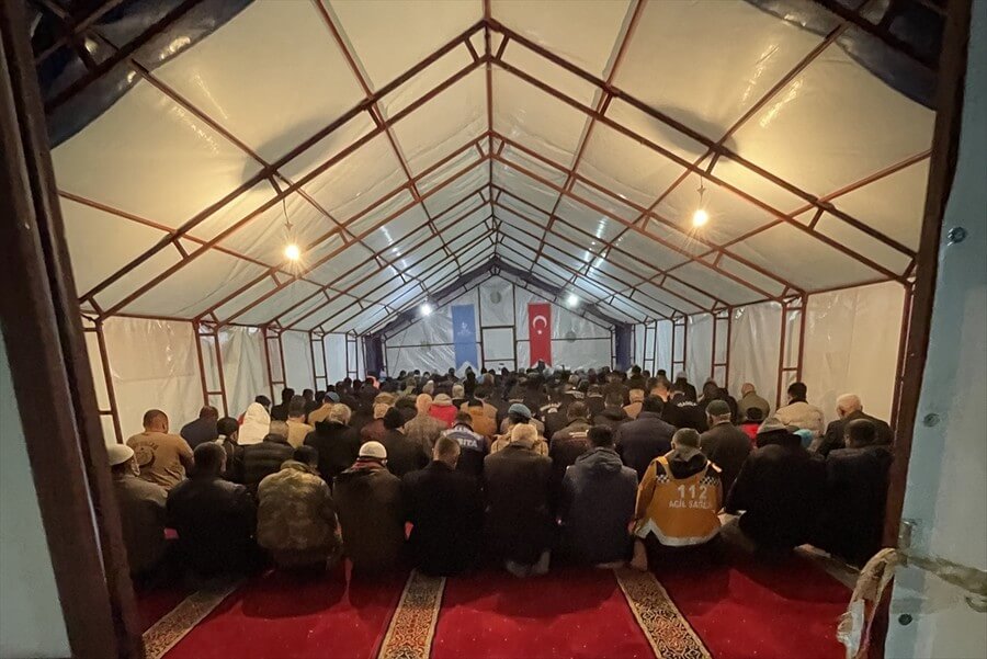 Deprem bölgesinde Berat Kandili dualarla idrak edildi