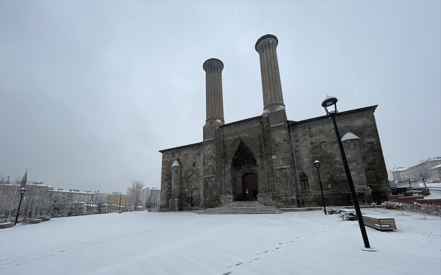 Erzurum, Ardahan ve Kars'ta kar 