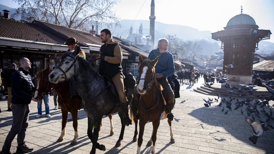 At Sırtındaki Hac Yolcuları Saraybosna Durağında