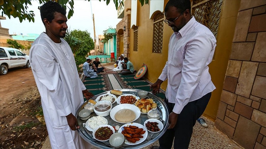 Sudanlılar iftar sofralarını evlerin önünde kuruyor