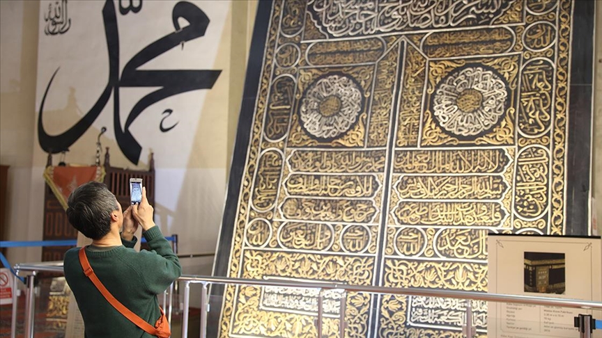 Kabe taşı ve örtüsü Eski Cami nin ziyaretçilerini artırdı