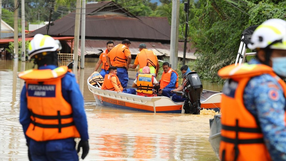 Malezya'da sel Filipinler'de tayfun