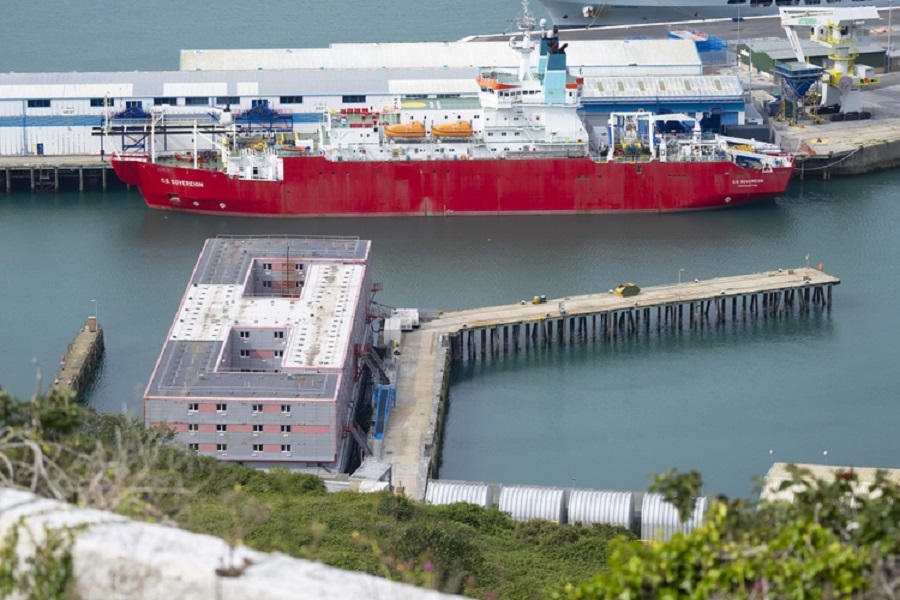 İngiltere, sığınmacıları gemiye yerleştirmeye başladı