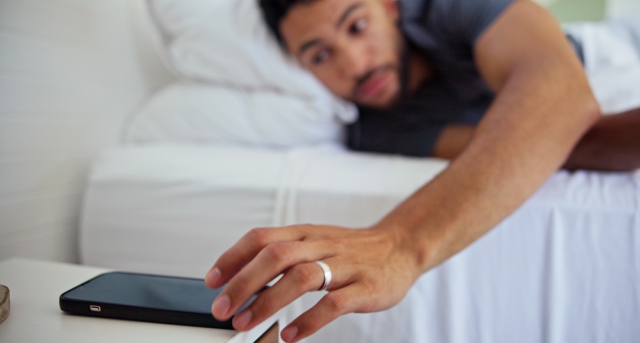 Sabah ilk iş telefona bakmak beyni etkiliyor