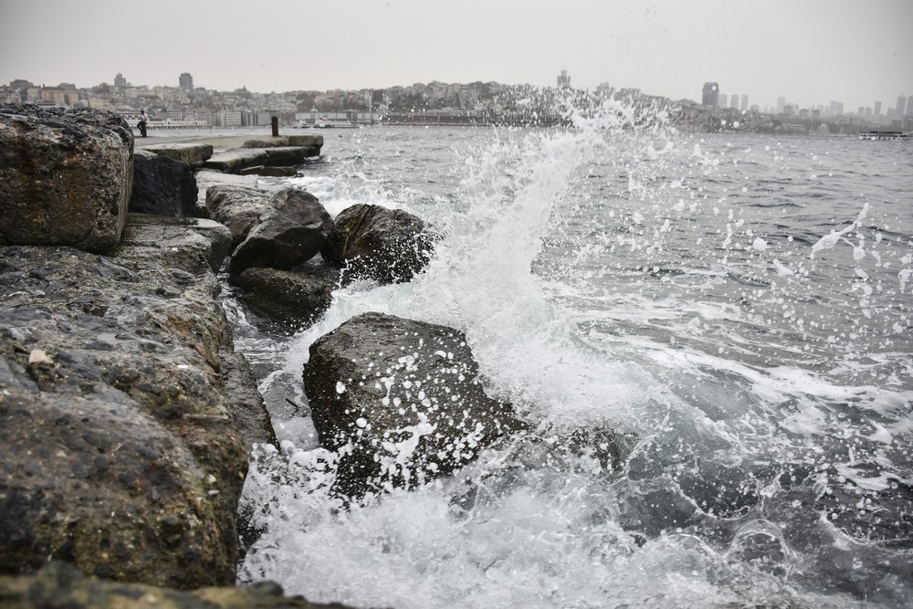 Yurdun batısında kuvvetli lodos