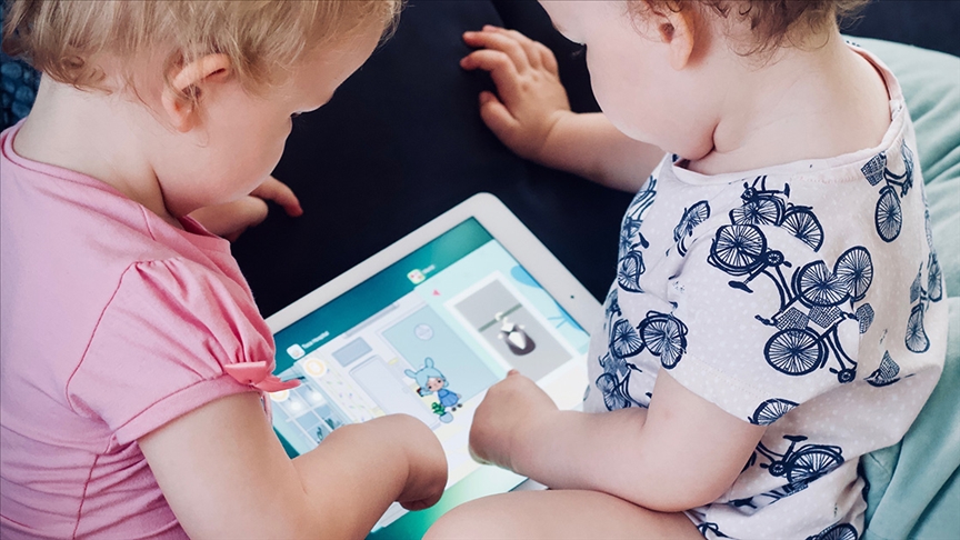 Ekranlar, dijital bakıcı olarak kullanılmamalı