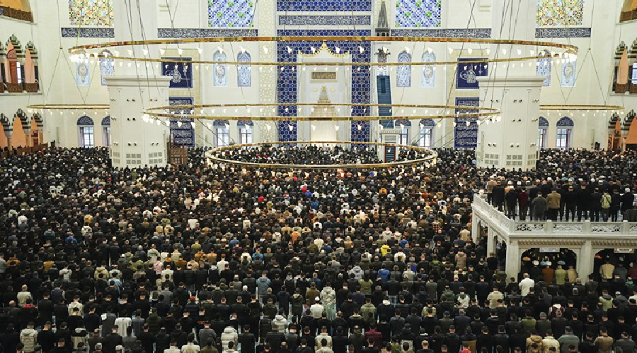 Ramazan Bayramı namazı tekbirlerle eda edildi