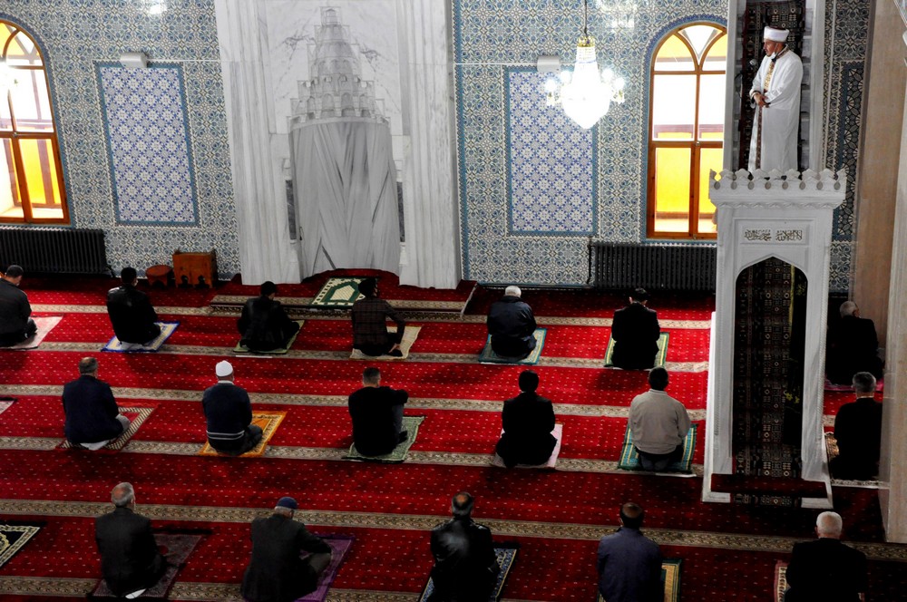 En yakın camide Cuma namazı kılınabilecek