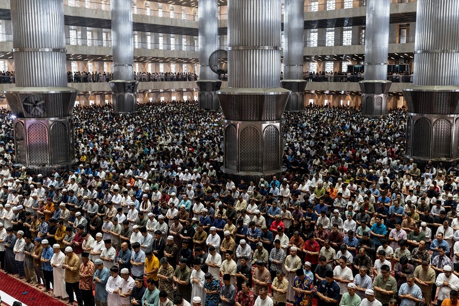 Endonezya da Ramazan ayının son Cuma namazı kılındı