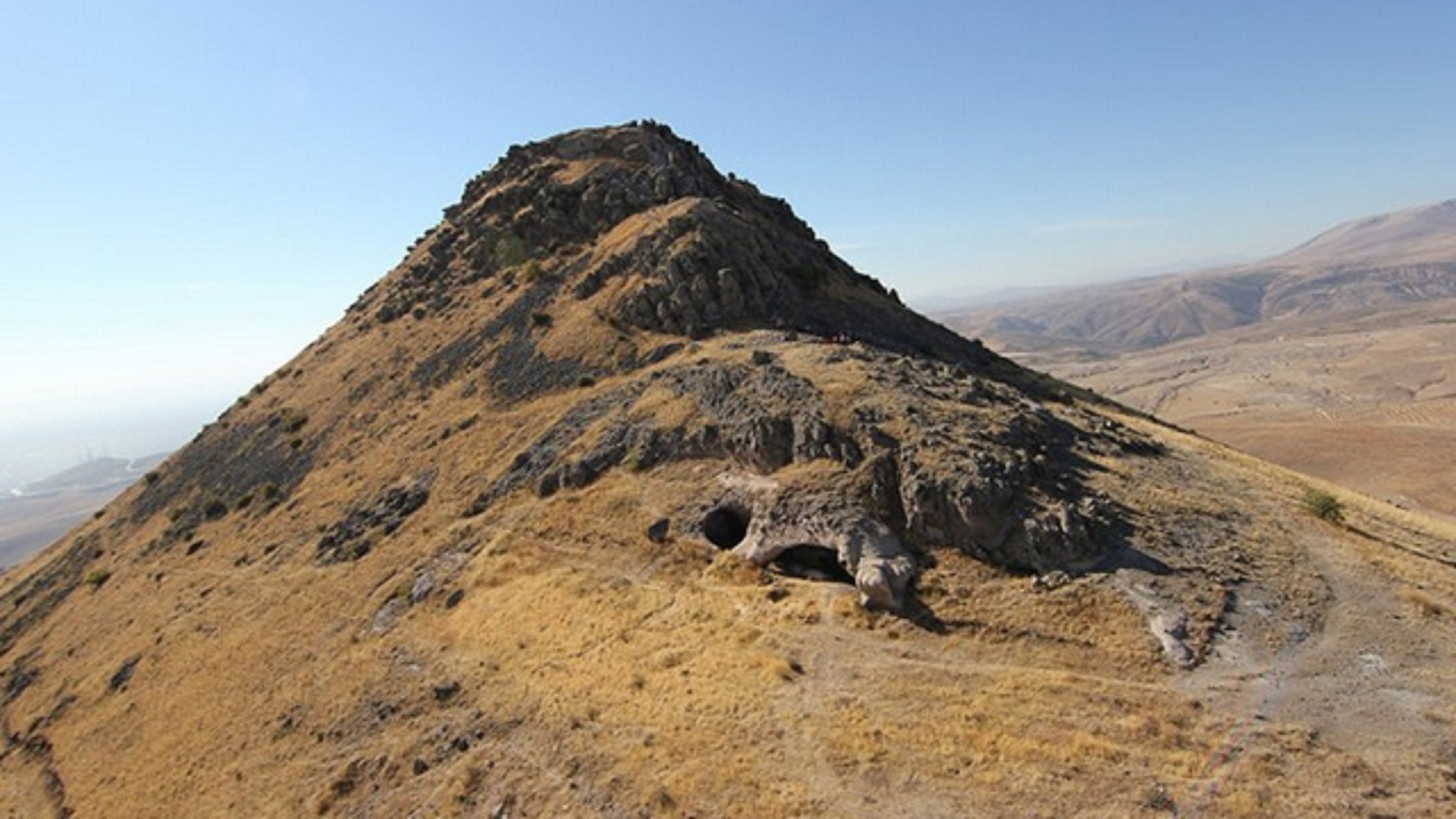 Üstü dağ altı mezar